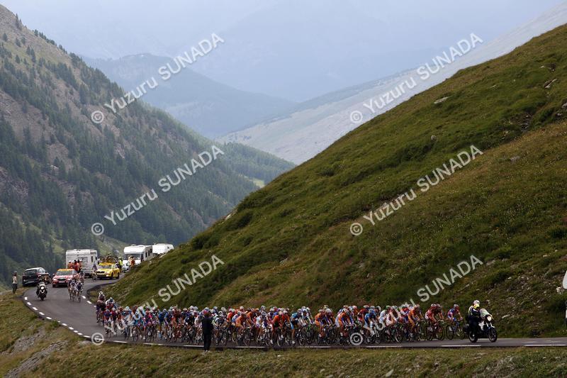Peloton on Col Agnel011p.jpg